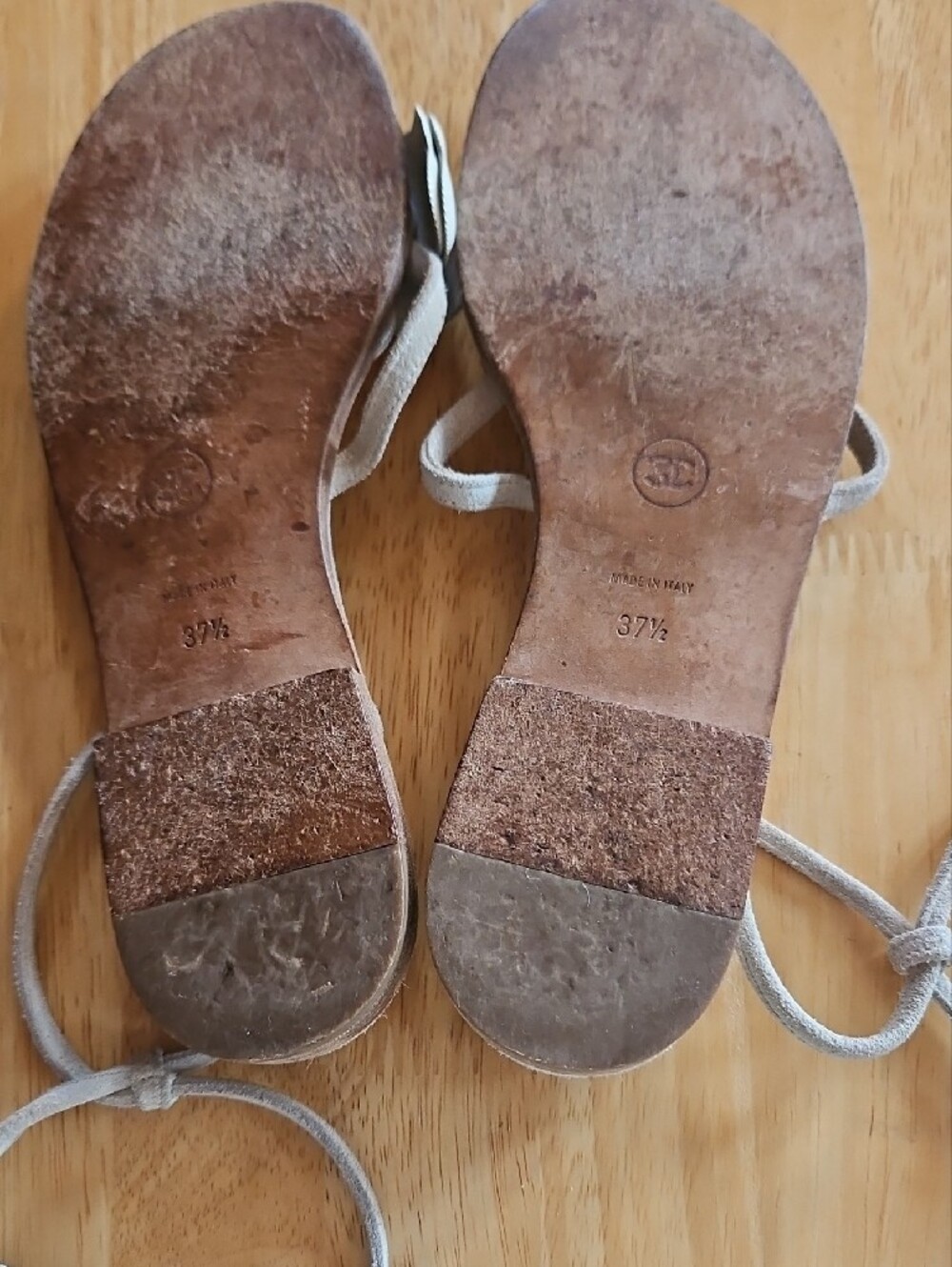 CHANEL Vintage Thong Gray Suede and White Patent Leather Sandals - Picture 9 of 16